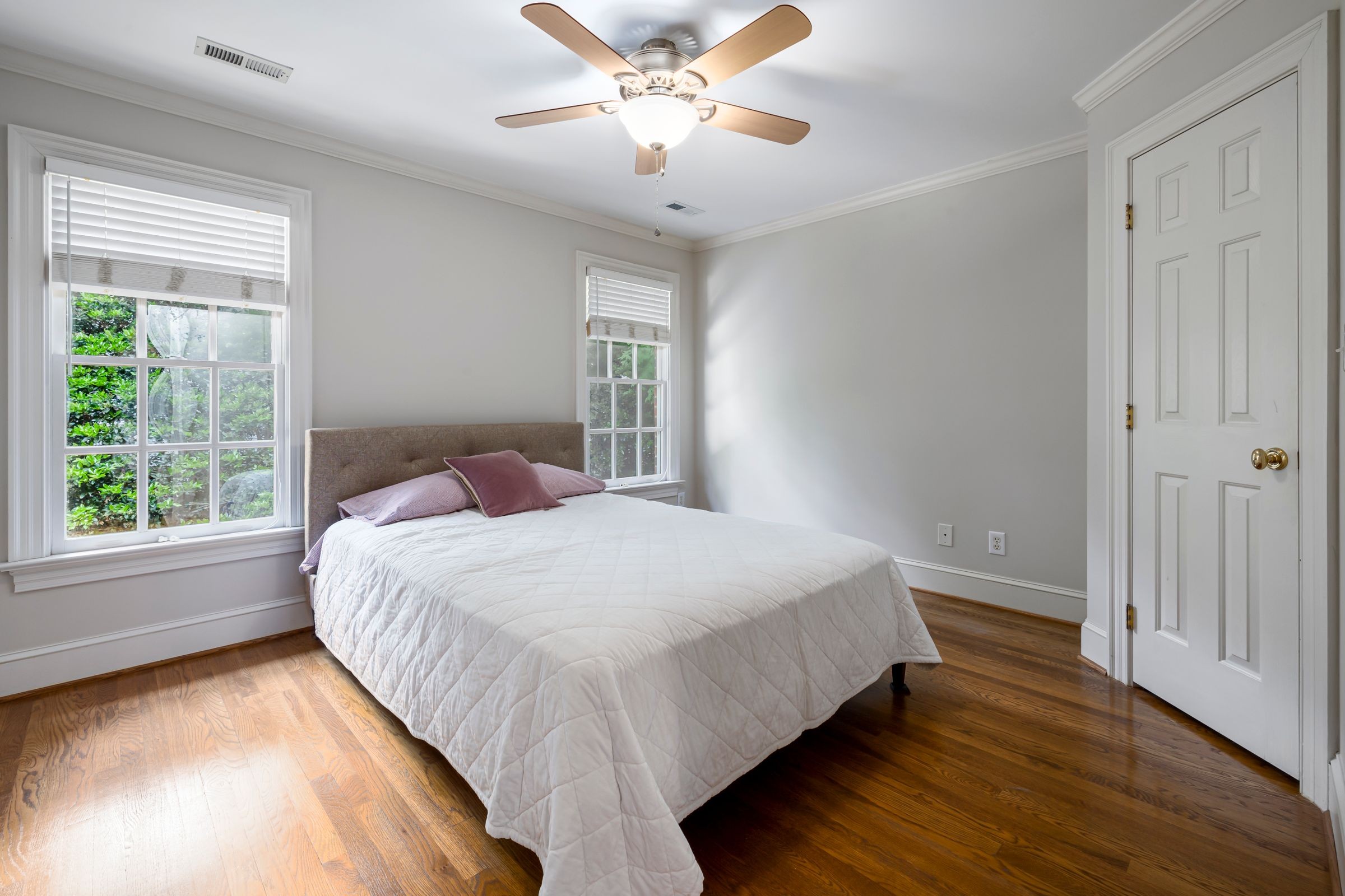Airbnb & Vacation Rentals — Hotel-grade linen quality for short-term rental turnover.